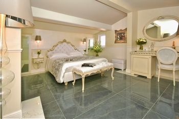 Фото The Moon Boutique Hotel