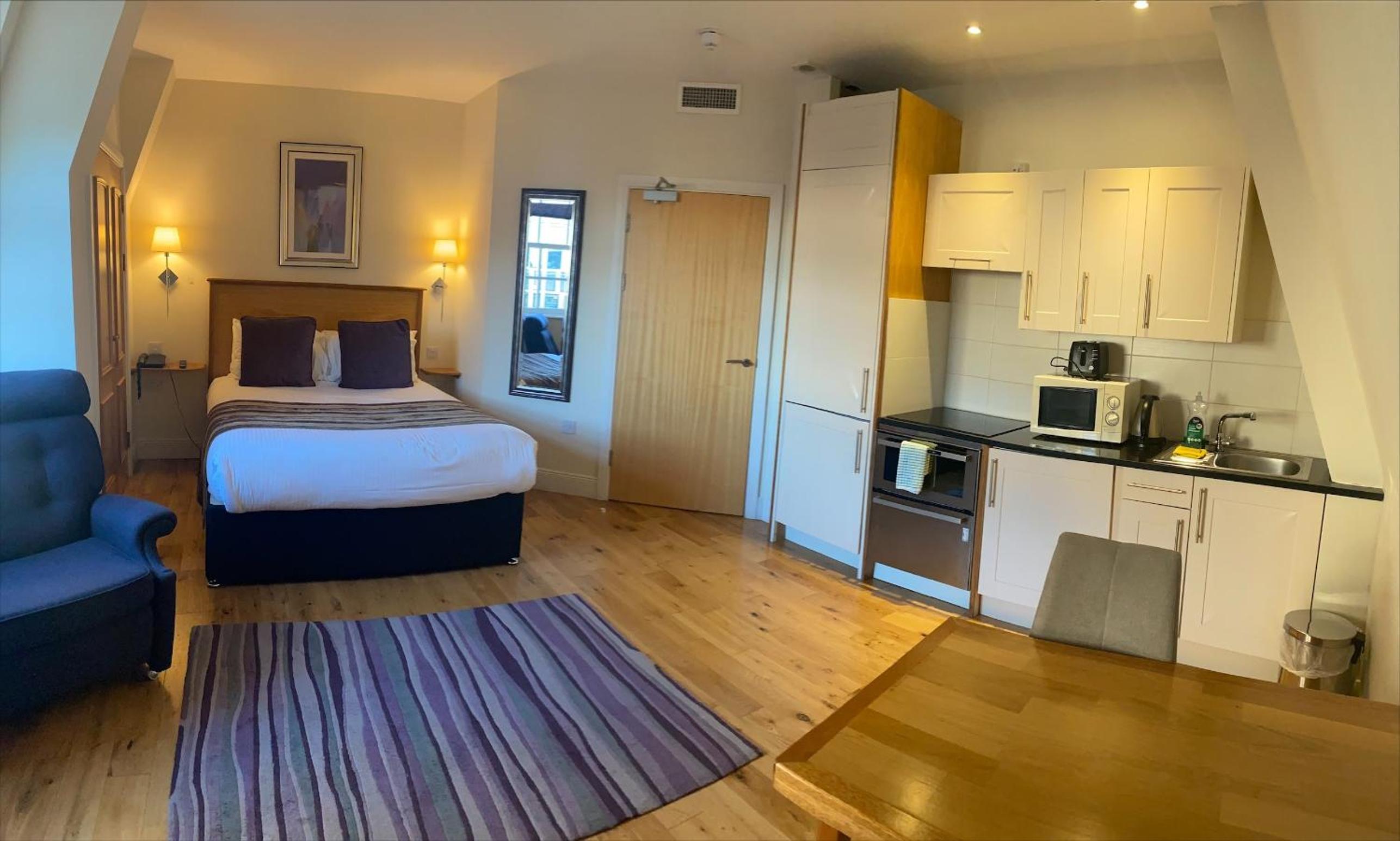 Фото Royal Athenaeum Suites