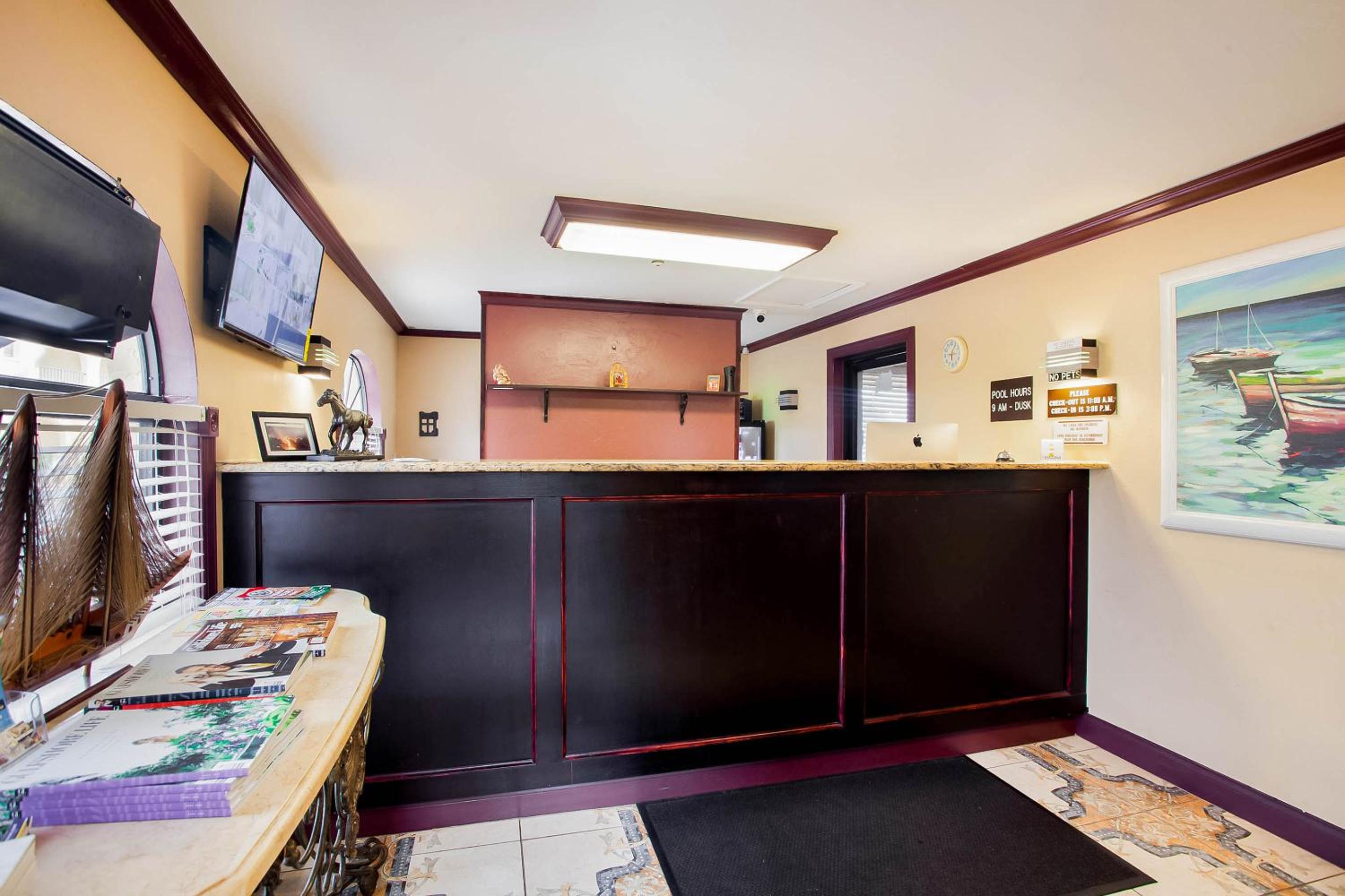 Фото Oyo Waterfront Hotel - Cape Coral/Fort Myers, Fl