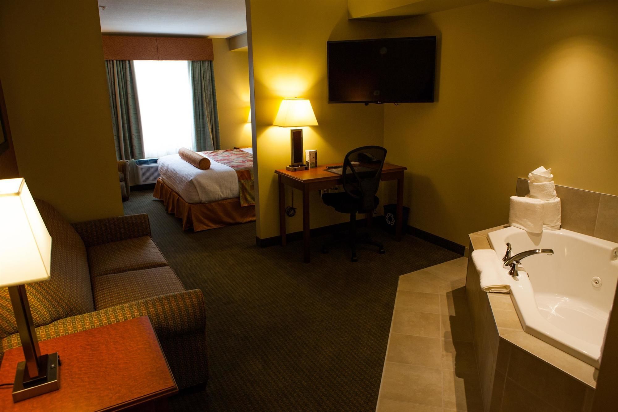 Фото Best Western Plus Service Inn & Suites