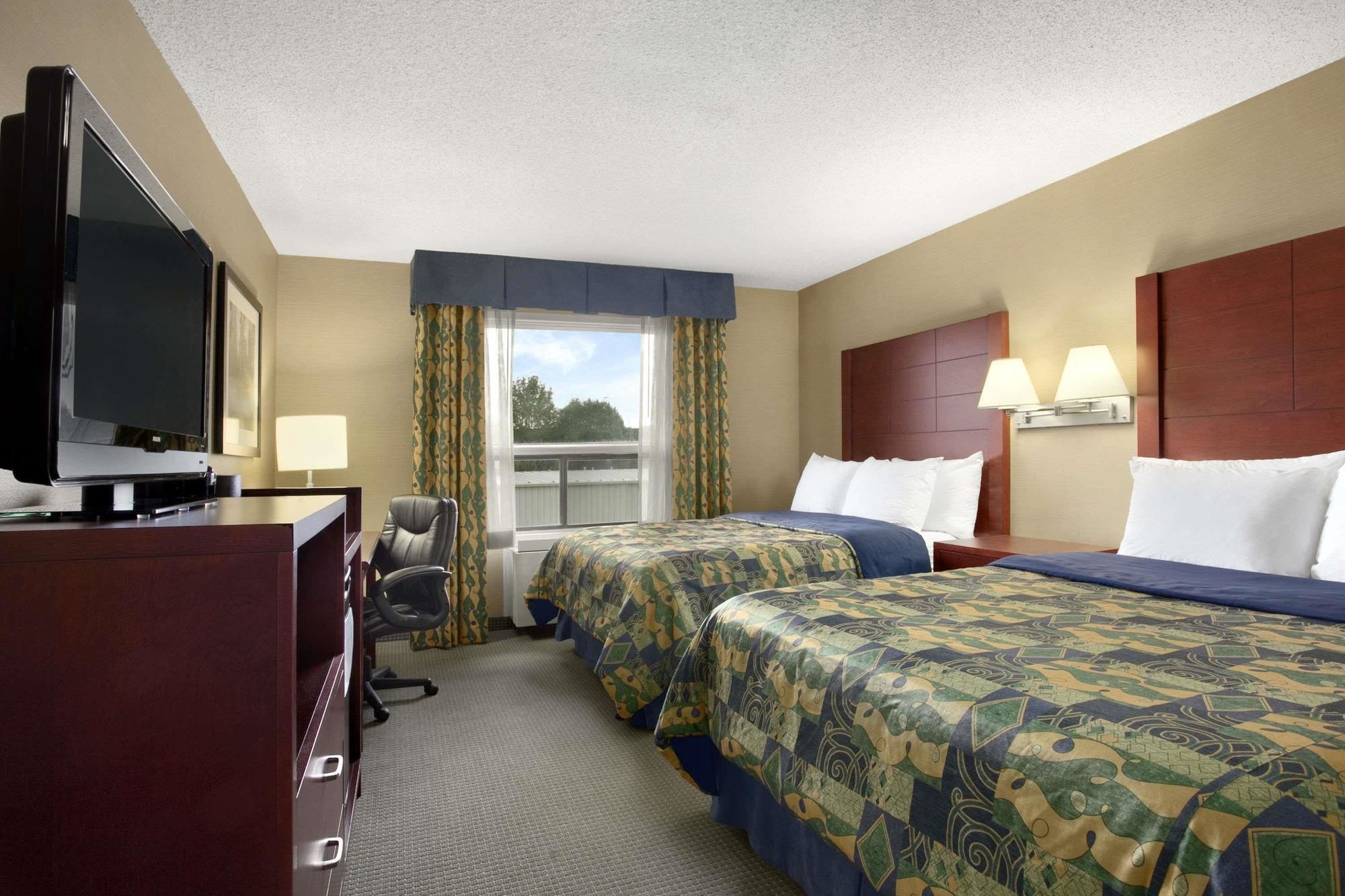 Фото Travelodge by Wyndham Oshawa Whitby