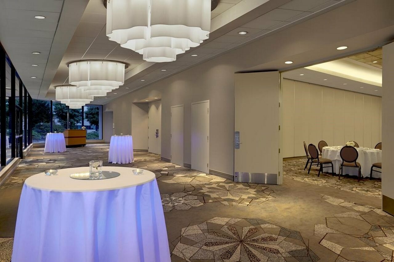 Фото Sheraton Vancouver Guildford Hotel
