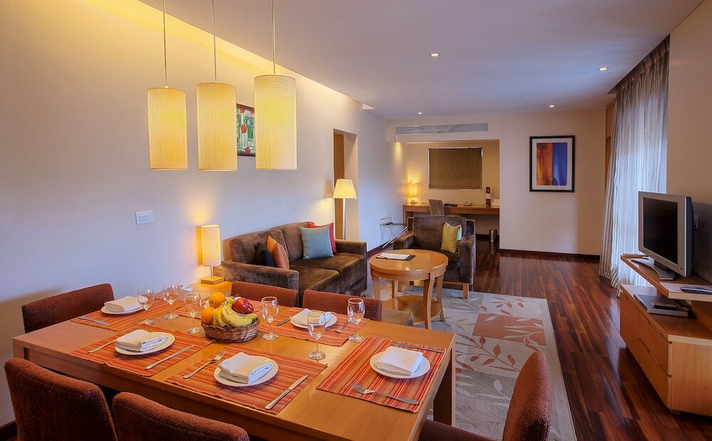 Фото Oakwood Residence Naylor Road Pune