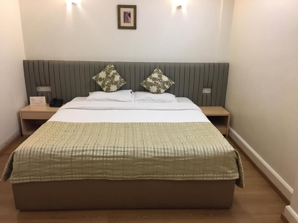 Фото Diplomat Hotel