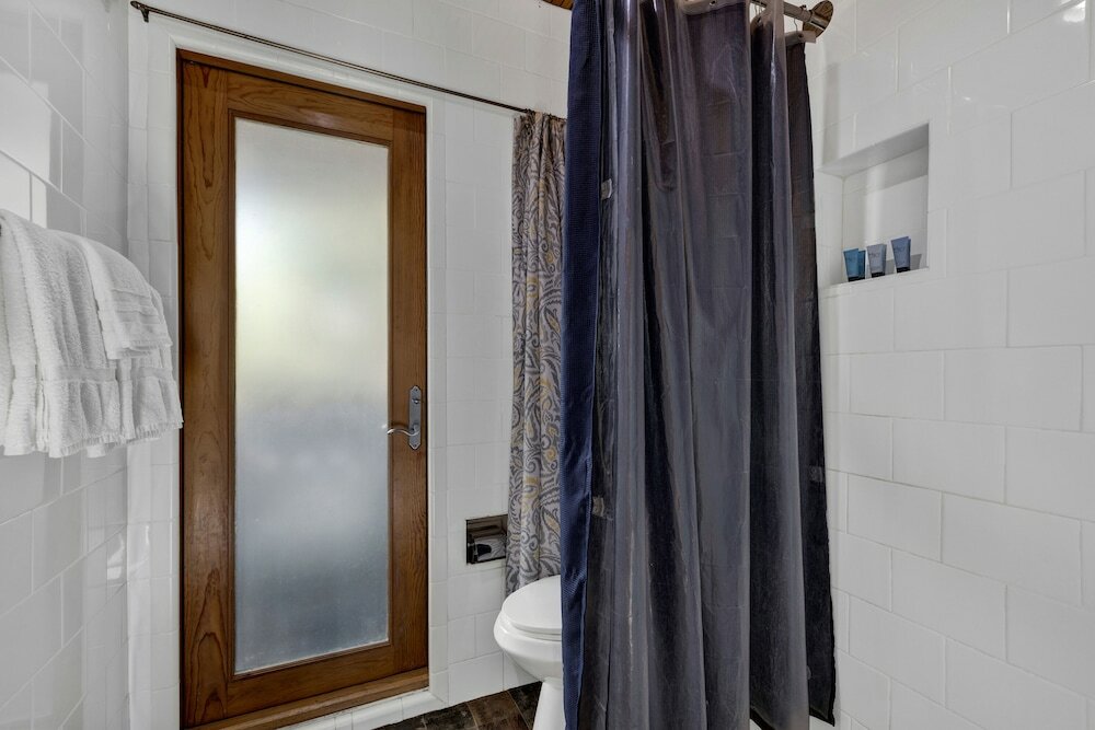 Фото Guest Quarters - 2 Blocks to Main Street!