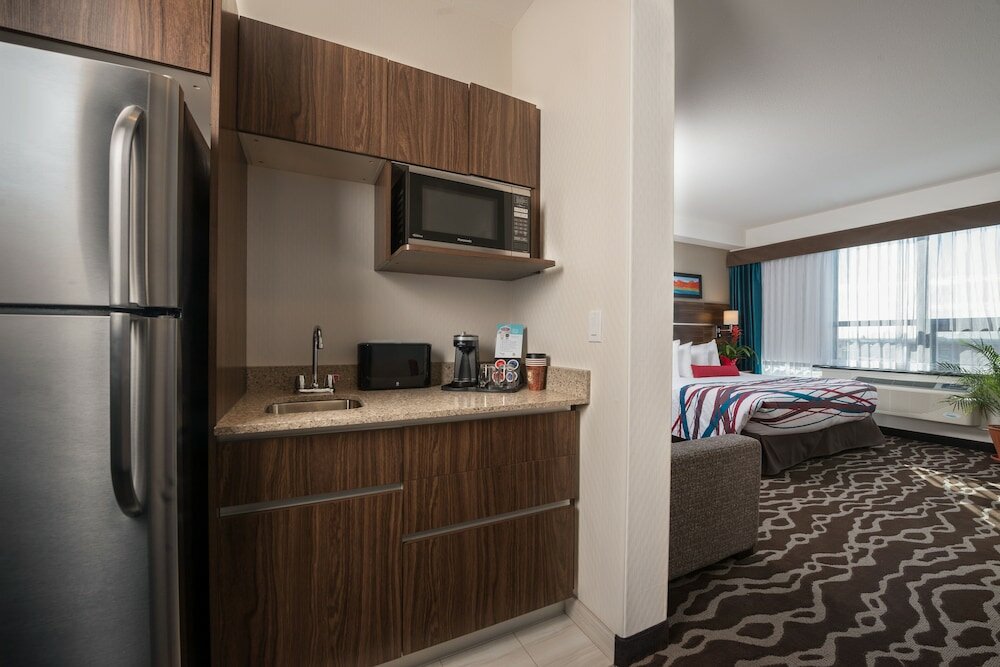 Фото Encore Suites by Service Plus Inns