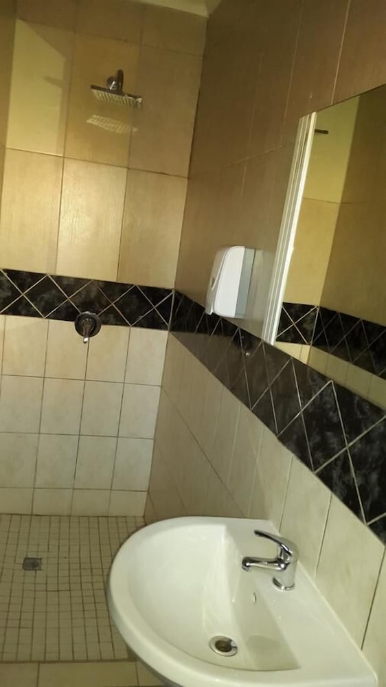 Фото Legacy Guest Lodge