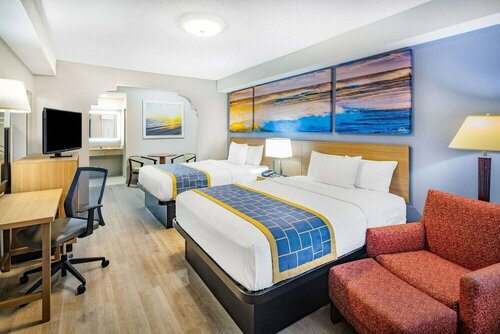 Гостиница Days Inn & Suites by Wyndham Savannah Midtown в Саванне