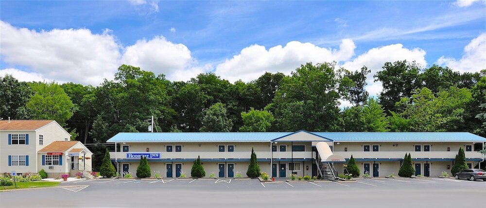 Фото Rodeway Inn Milford - I-84