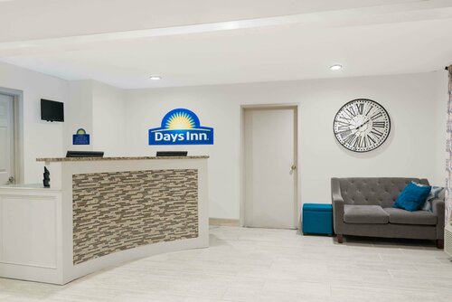 Гостиница Days Inn & Suites by Wyndham Sellersburg