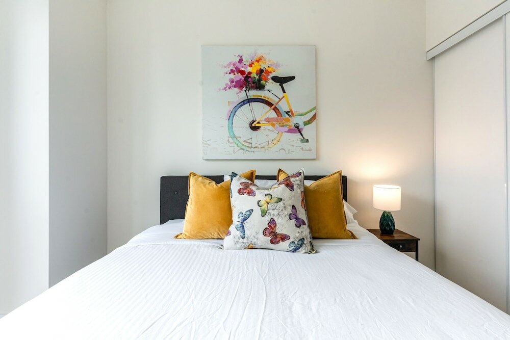 Фото Simply Comfort. Modern Downtown Apartment