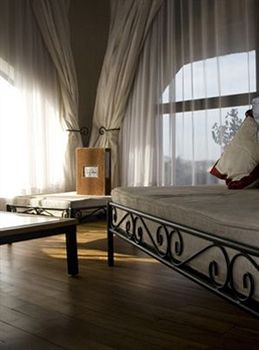 Фото Le Petit Village Hotel