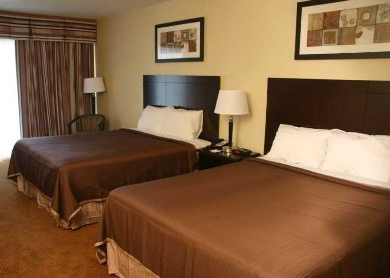 Фото Knights Inn Toronto East