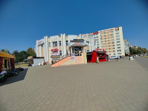 Кешкі ақ және қызғылт көйлек