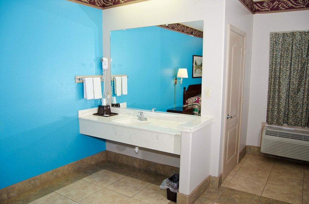 Фото Texas Inn and Suites City Center at University Dr