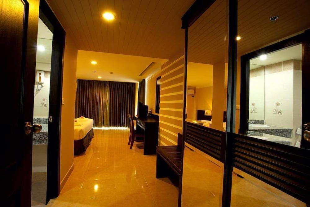 Фото J & Y Lodge Hotel