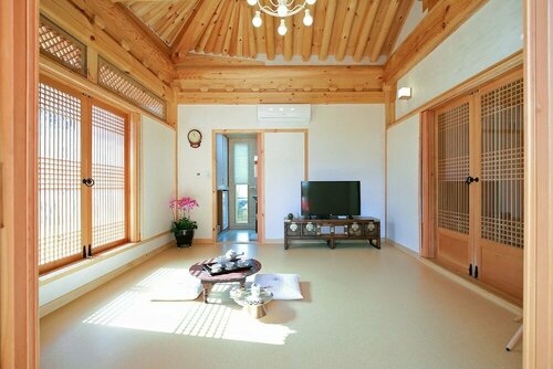 Гостевой дом Wiyeonjae Hanok Stay в Кенджу