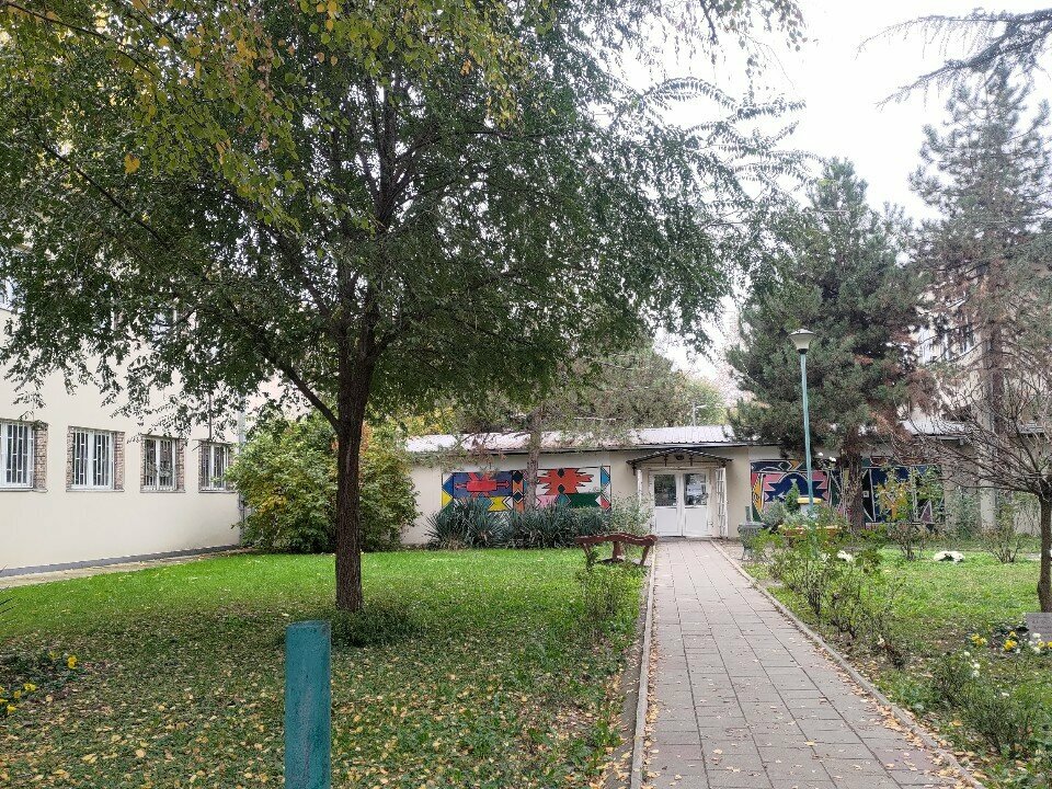 مدرسة Pravno-birotehnicka Dimitrije Davidovic - Zemun ، بلغراد، صورة