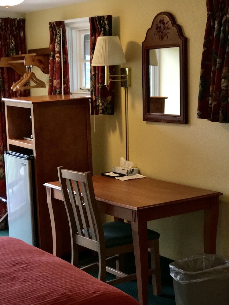 Фото Swiss Chalets Village Inn