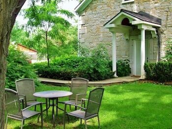 Внешний вид отеля All Suites Whitney Manor в Кингстоне, фото 3