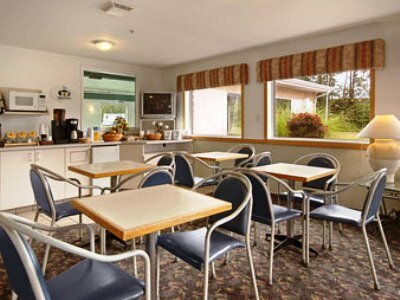 Фото Super 8 by Wyndham Revelstoke Bc