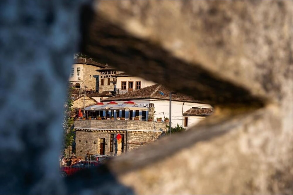 Фото Hotel Kapllani