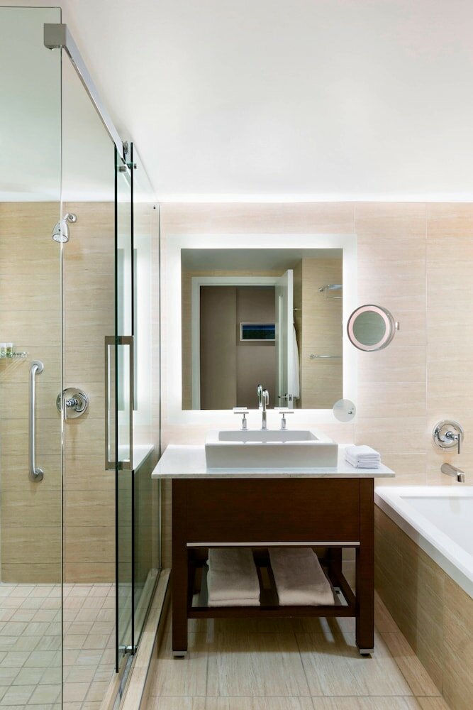 Фото The Westin Wall Centre, Vancouver Airport