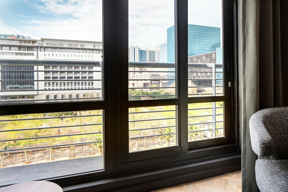 Фото The Onyx Apartment Hotel