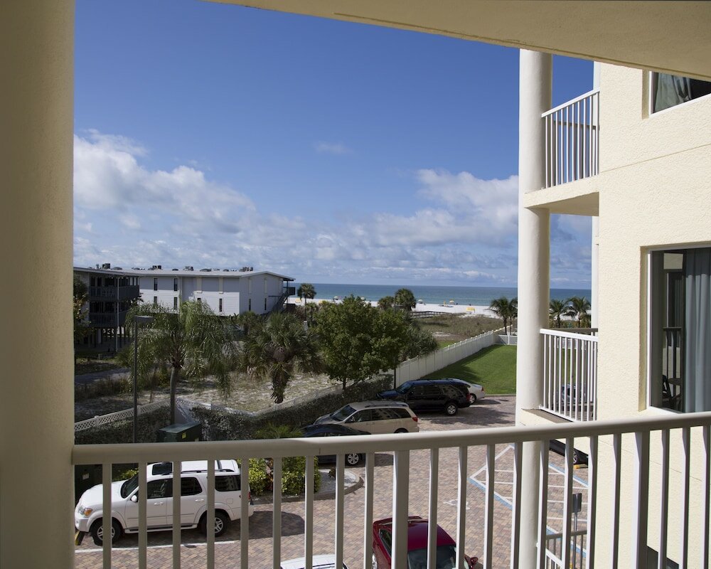 Фото Sunset Vistas Two Bedroom Beachfront Suites