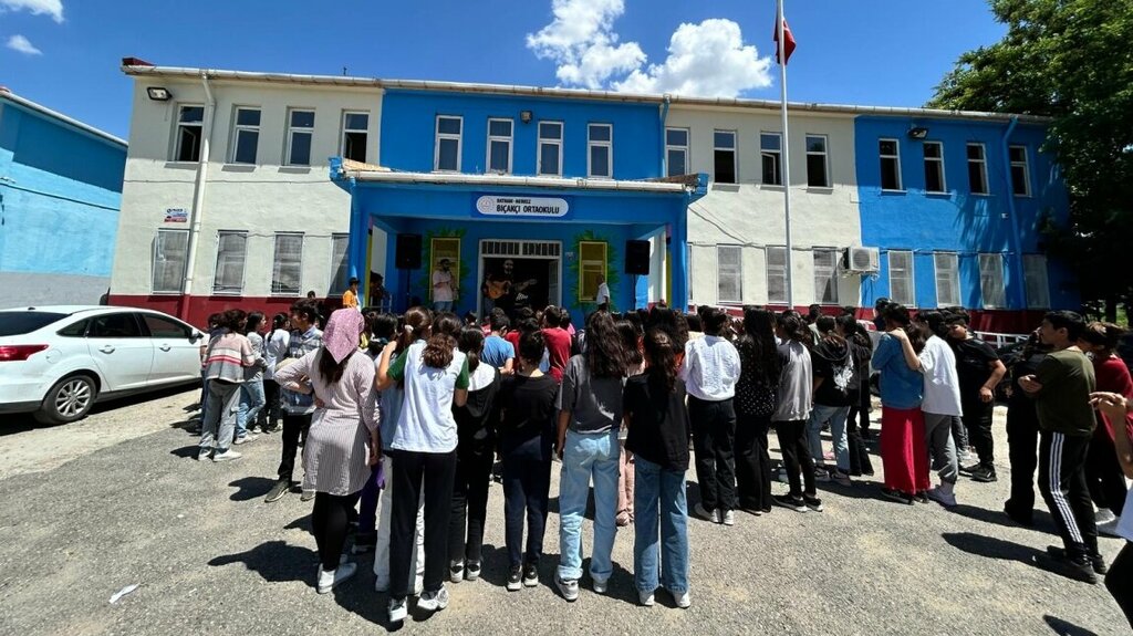 School Bicakci Middle School, Batman, photo