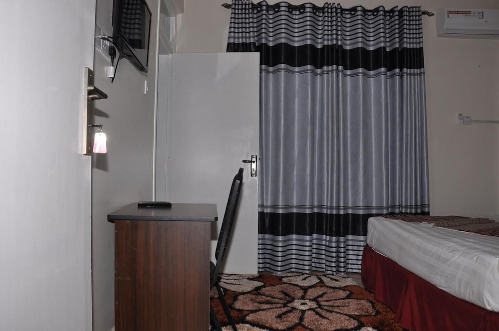 Фото Latitude 1 Serviced Suites