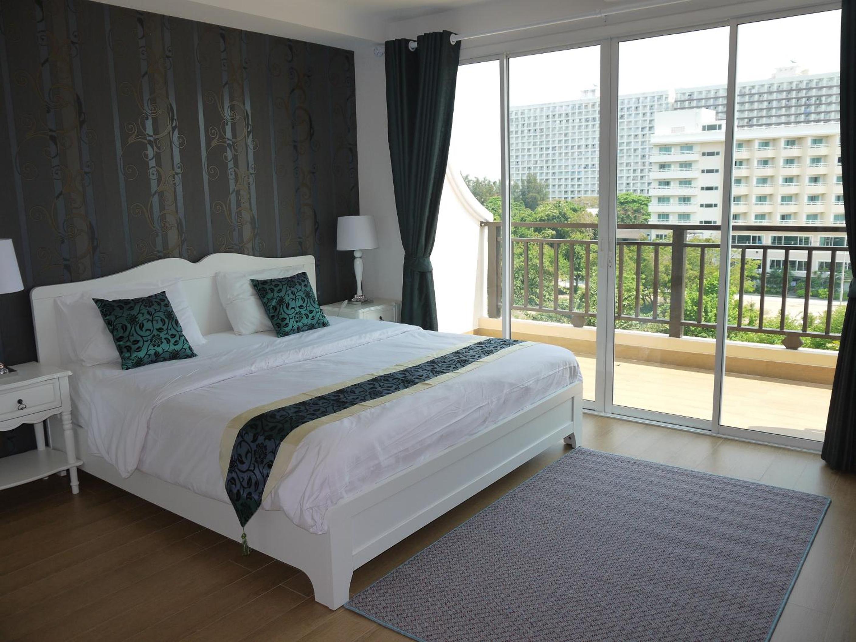 Фото Jomtien Beach Penthouses