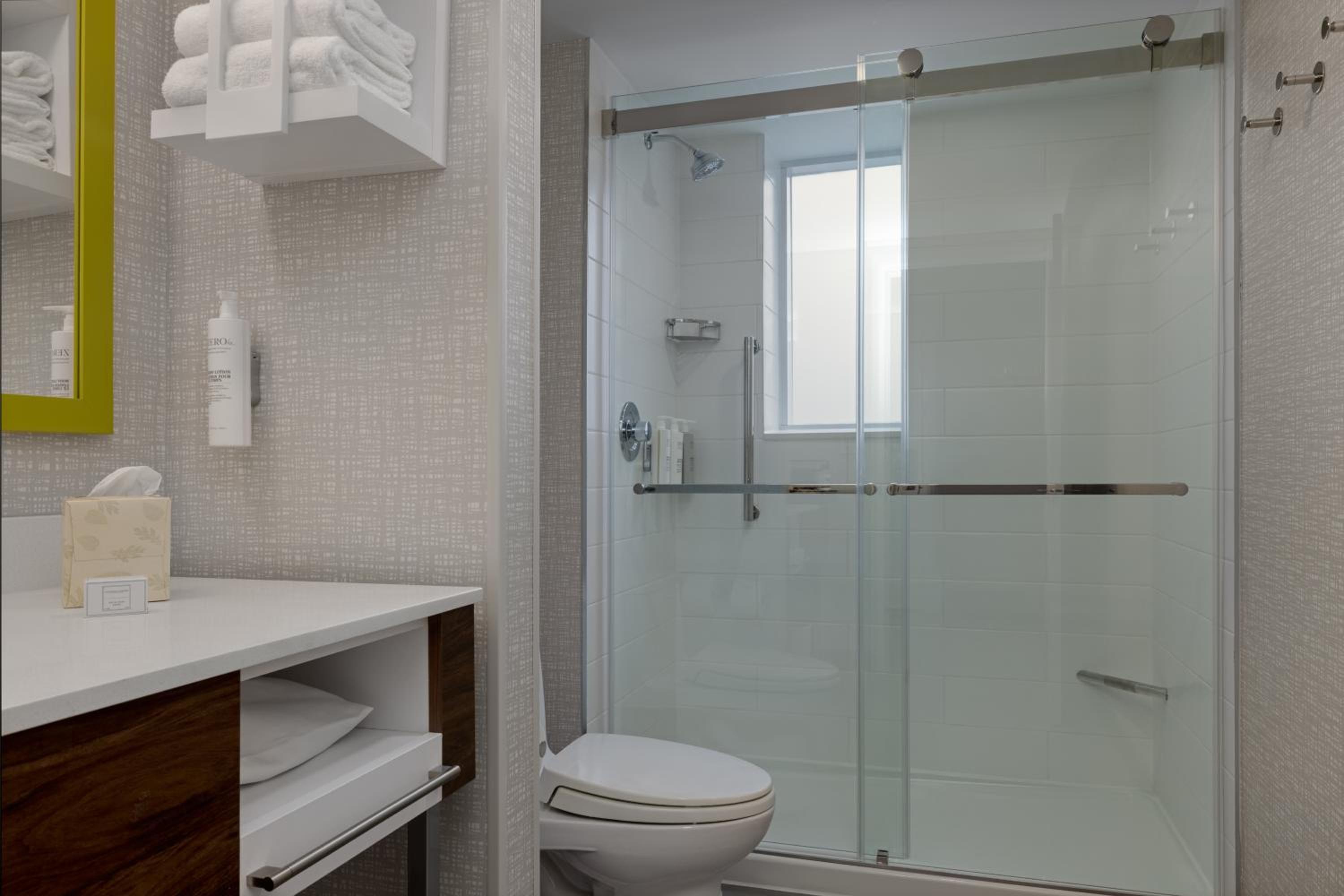 Фото Hampton Inn & Suites by Hilton Toronto Downtown