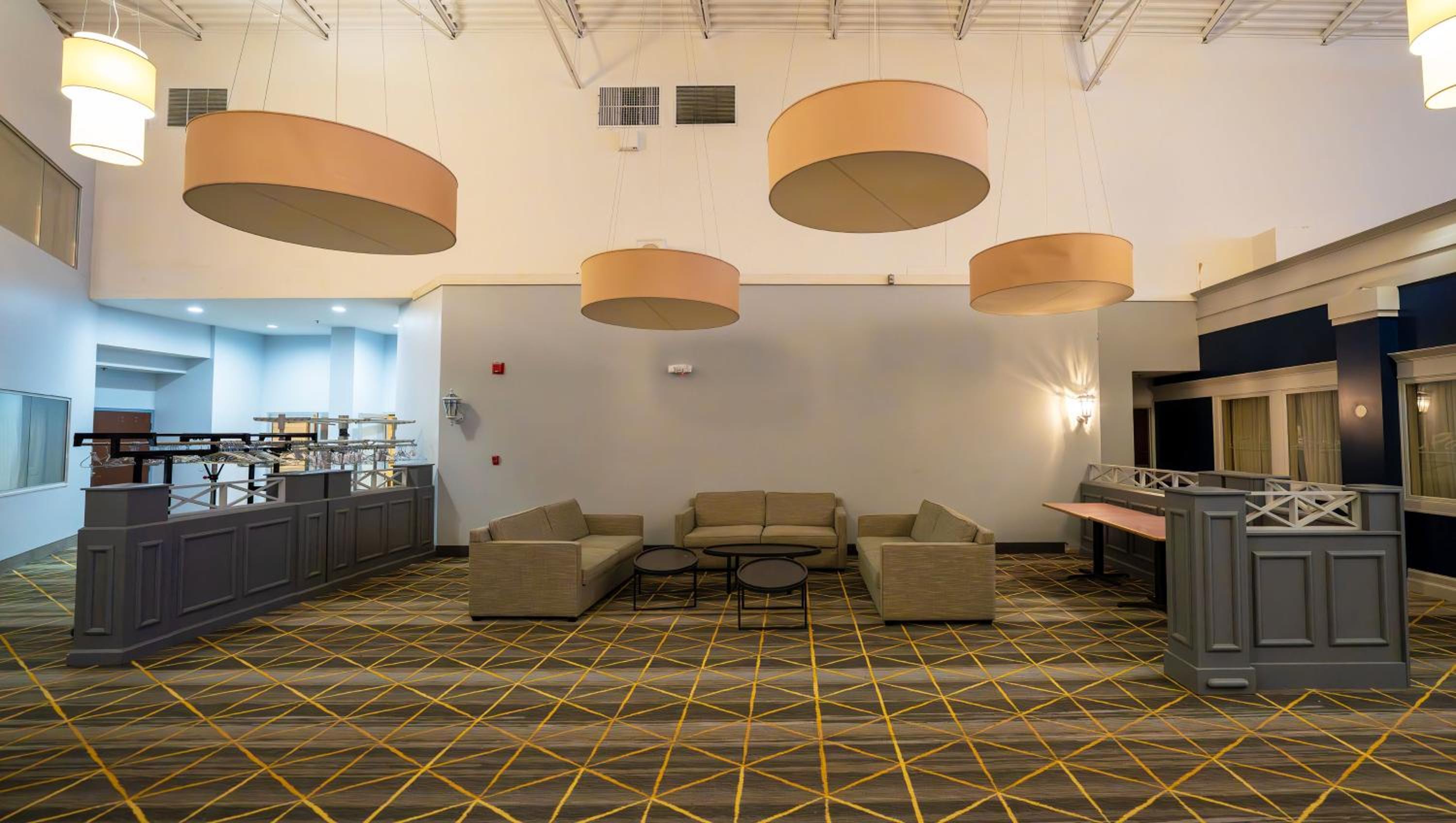 Фото Gateway Hotel & Convention Center, Bwpc