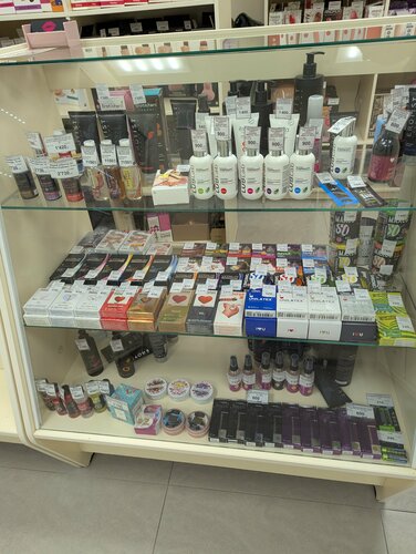 Екі жігіт көлікте