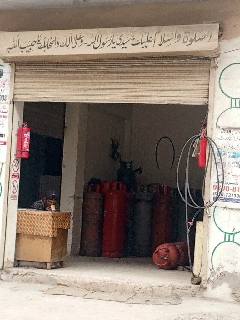 Gas cylinders Khan Muhammad Gass refilling shop, Lahore, photo