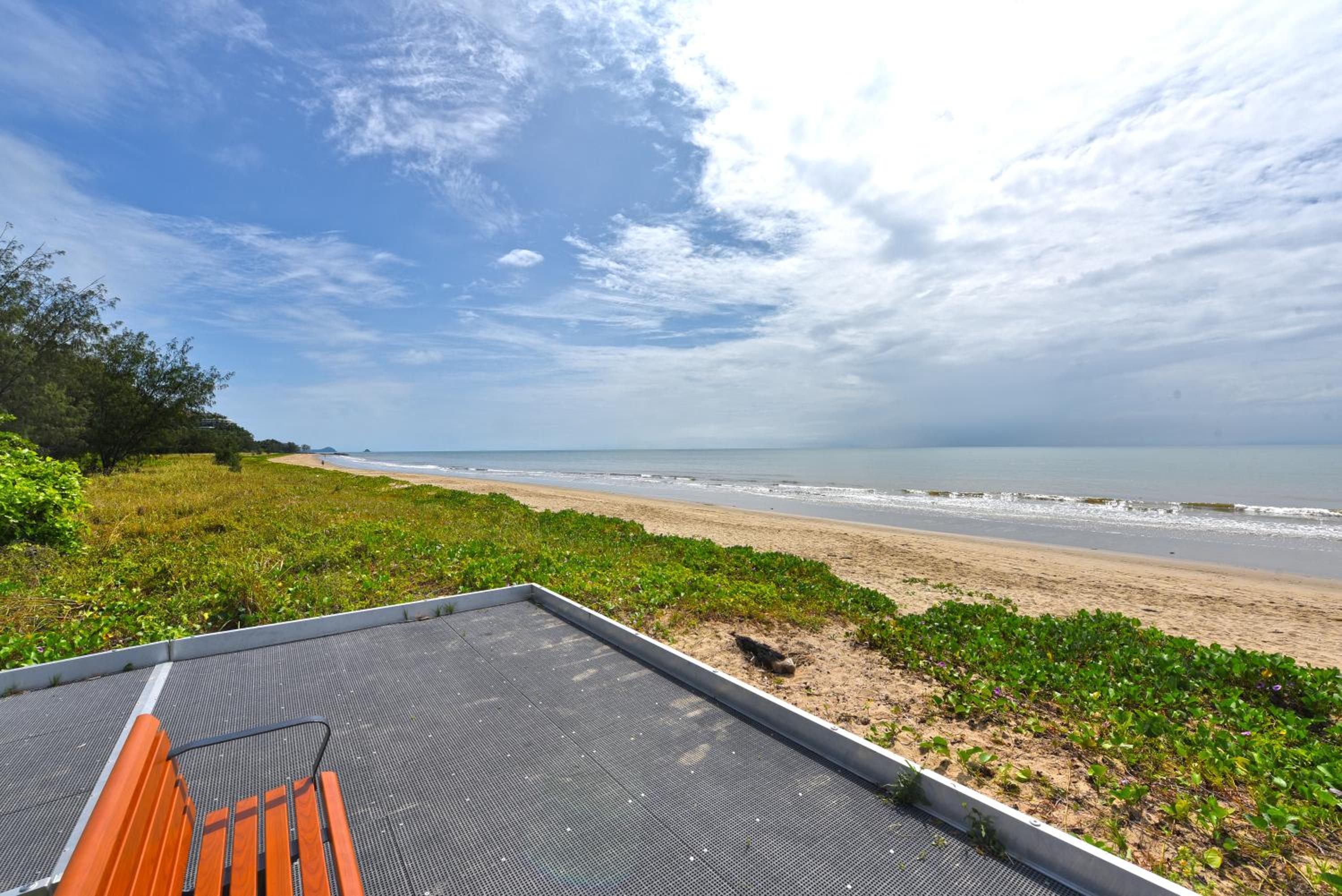 Фото Golden Sands Beachfront Apartment Resort