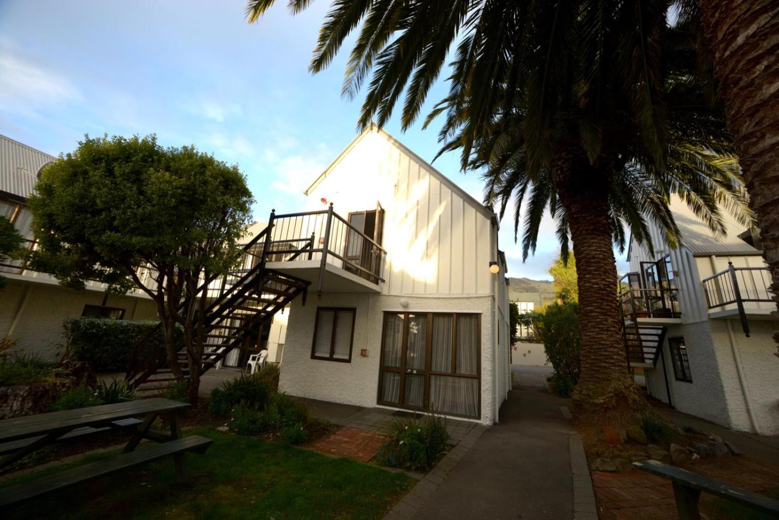 Фото Akaroa Village Inn