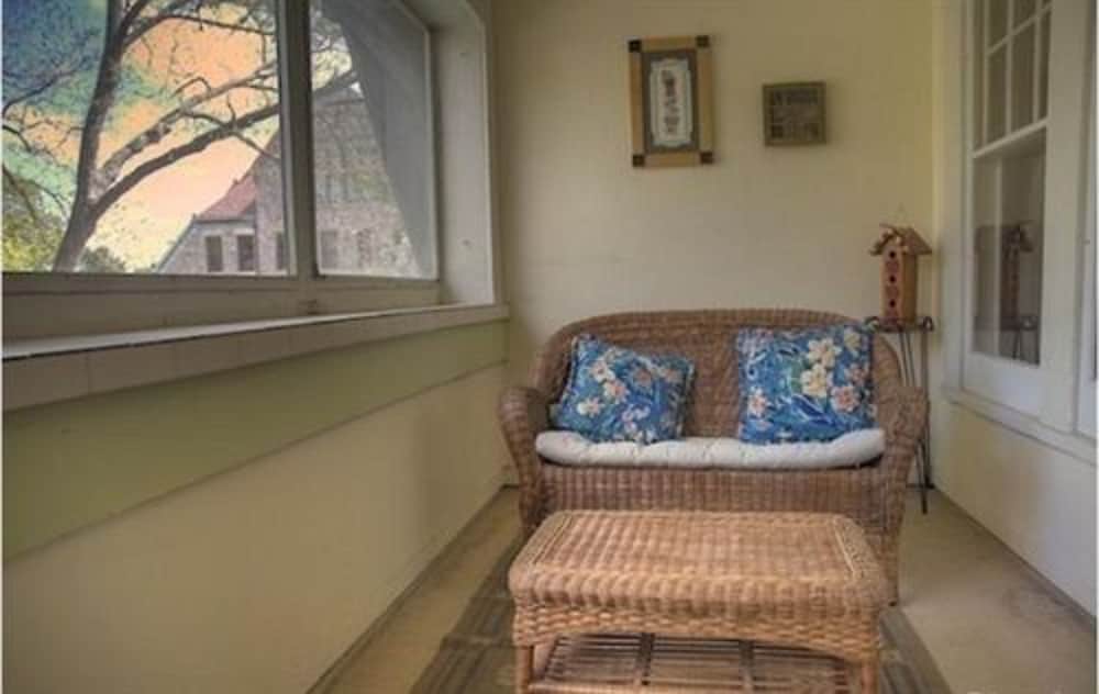 Фото Oliver Inn Bed and Breakfast