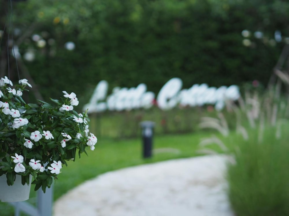 Фото Little Cottage