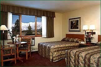 Фото Whistlers Inn Hotel