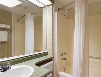 Фото Travelodge by Wyndham Langley City