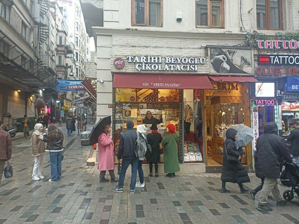 إنتاج المعجنات Meshur Beyoglu Cikolatacisi ، اسطنبول، صورة