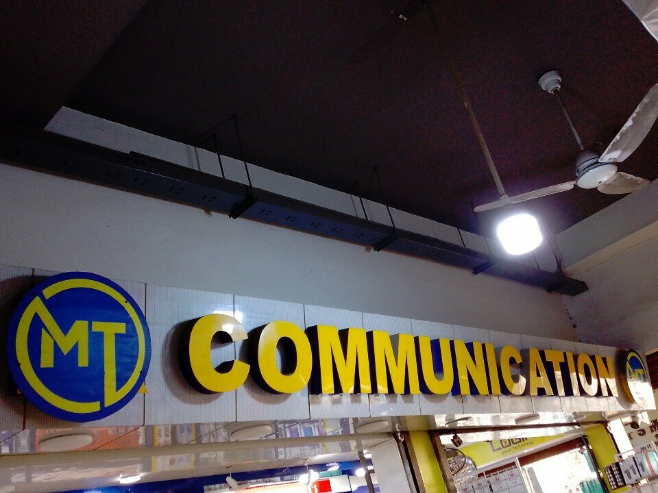 Mobile phone store Mt, Karachi, photo