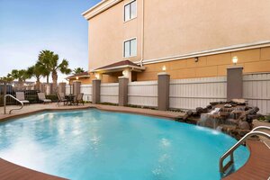 Гостиница Days Inn & Suites by Wyndham Houston Hobby Airport
