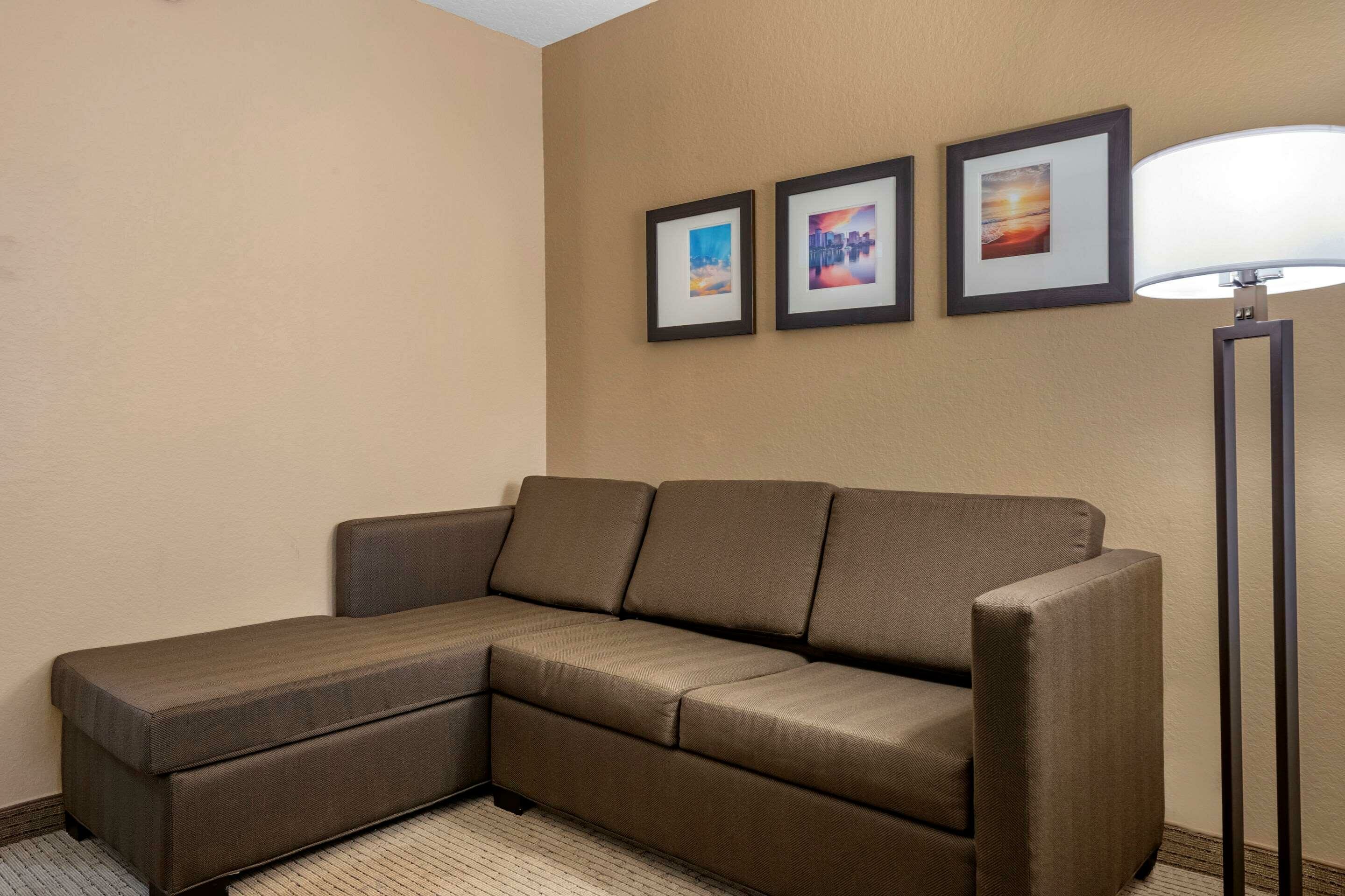 Фото Comfort Suites Orlando Airport