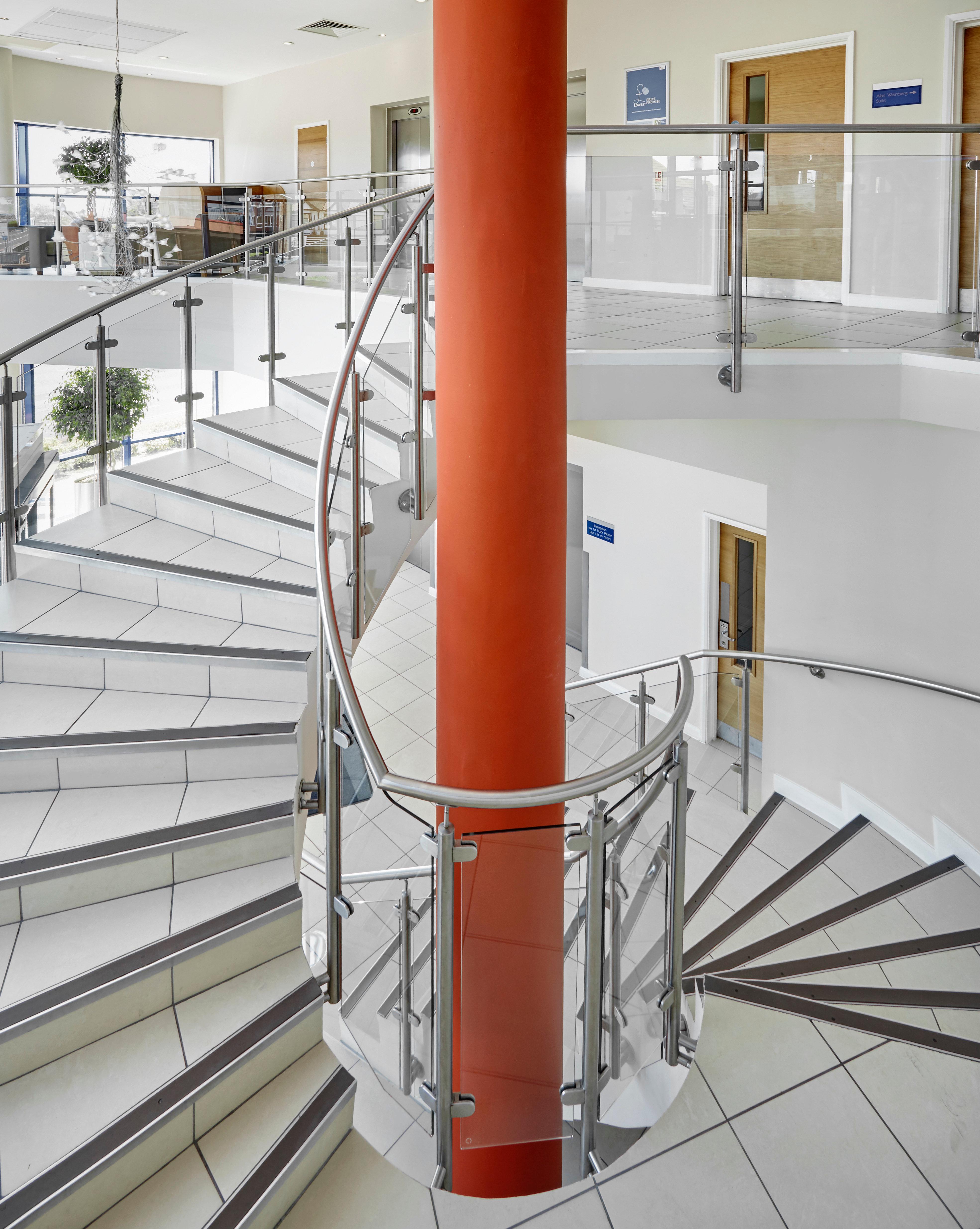 Фото Holiday Inn Express London - Newbury Park, an Ihg Hotel