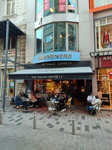 Caffe Nero (İstanbul, Beyoğlu, Asmalı Mescit Mah., Meşrutiyet Cad., 12A), cafetería