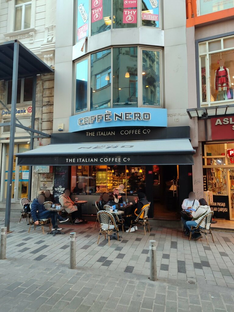 Coffee shop Caffe Nero, Istanbul, photo
