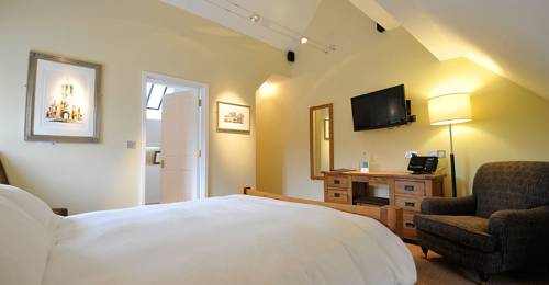 Фото Bear and Ragged Staff